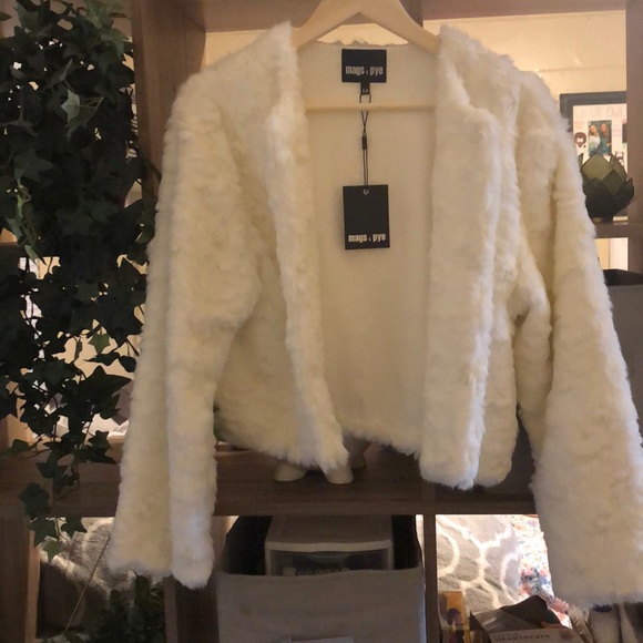 Mags & Pye Trendy White Coat - Picture 2 of 8